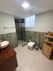 a bathroom with a toilet and a shower and a sink at 1101 Barra Salvador - Excelente para o Carnaval! in Salvador +49 photos