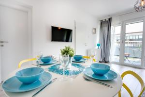una sala da pranzo con tavolo bianco e piatti blu di Go2Zagreb a Zagabria