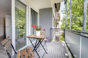 balkon z drewnianym stołem i krzesłami w obiekcie Go2Zagreb w Zagrzebiu
