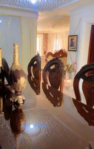 a glass table with a vase on top of it at Villa panamericana in El Seis