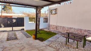 a patio with a bench and a fence at Mí cielo in Huerta Grande
