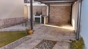 a patio with a table and benches in a building at Mí cielo in Huerta Grande