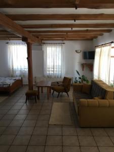 una sala de estar con un sofá y una mesa en Hotel Pri Chakara, en Arbanasi