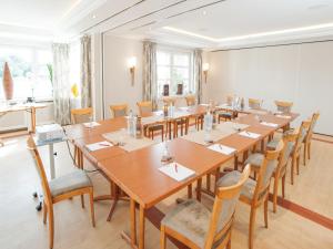 een grote kamer met houten tafels en stoelen bij Landhotel Jäckel in Halle Westfalen