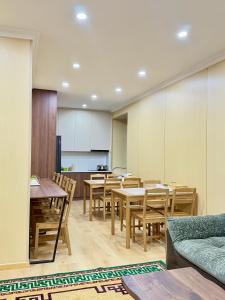 eine Küche und ein Esszimmer mit Tischen und Stühlen in der Unterkunft Sunpath Mongolia Tour & Hostel in Ulaanbaatar