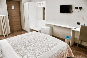 um quarto branco com uma cama e uma secretária em Flaneur em Turim