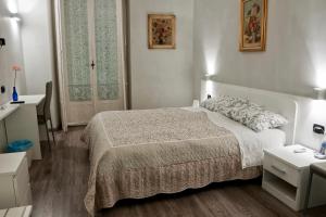 um quarto branco com uma cama e uma janela em Flaneur em Turim