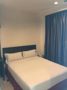 Ένα ή περισσότερα κρεβάτια σε δωμάτιο στο Premierz Hotel