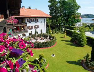 eine Luftansicht eines Hauses mit Garten in der Unterkunft Hotel Alpenhof in Bad Wiessee