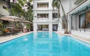 a swimming pool in front of a building at Orchid Garden Suites in Manila +45 photos