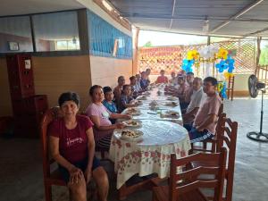 a group of people sitting at a long table at Hospedaje restaurant Sr de Sipan in Sipán