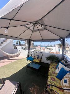 ein großer Sonnenschirm auf einem Balkon in der Unterkunft Hotel S Barbara in Mazatlán