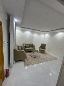 a living room with two couches and a table at شقة غرفة وصالة in Musaylah