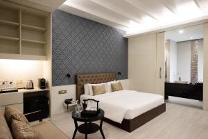 sypialnia z łóżkiem, kanapą i stołem w obiekcie De Chai Colonial Hotel & Spa w mieście Chiang Mai +93 zdjęcia