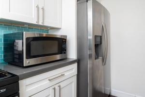 a kitchen with a microwave and a refrigerator at Executive Stay Inn free parking in Oakland +10 photos