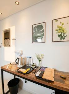 a table with a coffee maker on top of it at 스테이큐브 505 in Chŏnju-yŏk