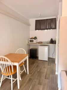 a kitchen and dining room with a table and chairs at Corrigin Windmill Motel in Corrigin