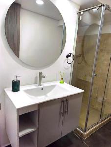 a bathroom with a sink and a mirror at Faro 4, Jaime Duque, Autódromo Tocancipá in Tocancipá