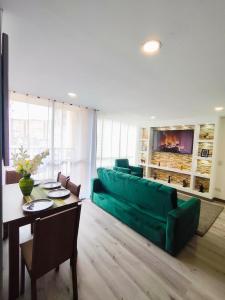 a living room with a green couch and a table at Faro 4, Jaime Duque, Autódromo Tocancipá in Tocancipá
