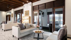 salon z dwiema kanapami i stołem w obiekcie De Chai Colonial Hotel & Spa w mieście Chiang Mai