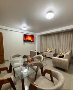 a living room with a glass table and chairs at Habitación completa in Huaraz