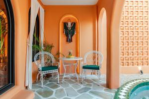 a room with two chairs and a table and a table and chairs at Güzel Villa Bali in Badung