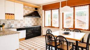 a kitchen with a table and chairs in it at Appartamento Casa Viola in Monclassico
