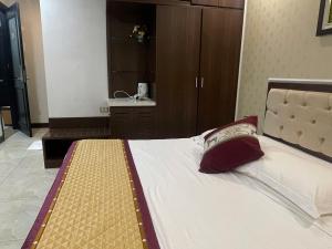 a bedroom with a large bed with a pillow on it at Khách sạn Rosy in Hòa Ðình