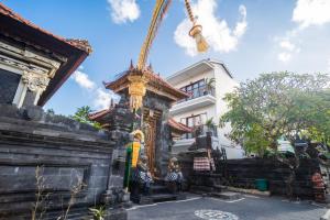a temple in front of a building at Pondok Bingin Guest House in Bingin Beach