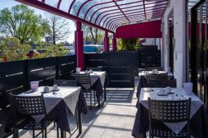ein Restaurant mit Tischen und Stühlen auf einer Terrasse in der Unterkunft Hotel Piccolo in Verona