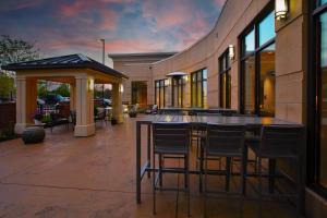 a bar in the middle of a patio at Hilton Garden Inn Akron in Akron