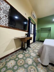 a room with a bed and a desk and a sink at Casa MARTINA in Villahermosa