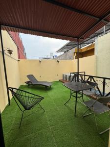 a patio with tables and chairs on a roof at Casa MARTINA in Villahermosa