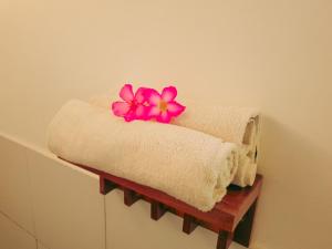 a flower sitting on top of towels on a shelf at Lombok eco Bungalow in Gili Gede