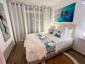 a bedroom with a bed and a window at Centre Ville Fare Vairahi in Uturoa