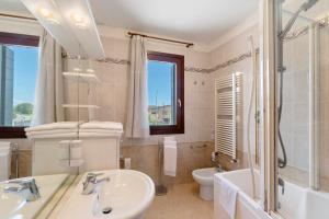 a bathroom with a sink and a toilet and a shower at Fattoria I Canarini - Biolago in Fossalta di Piave +24 photos