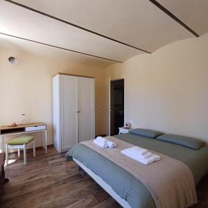 a bedroom with a bed with two towels on it at B&B La RU in Montemagno
