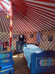 a bedroom with a bed in a yurt at Notre yourte mongole in Chevinay
