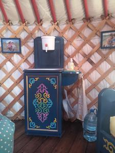 a small stove in a room with a yurt at Notre yourte mongole in Chevinay