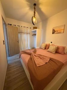 a bedroom with a large bed in a room at PANDORA Φουρνοι Κορσεων in Nisída Foúrnoi