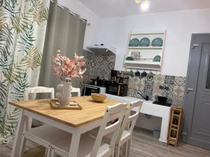 a kitchen with a wooden table with chairs and a table and a table at PANDORA Φουρνοι Κορσεων in Nisída Foúrnoi
