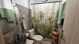 a bathroom with a shower curtain and a toilet at PANDORA Φουρνοι Κορσεων in Nisída Foúrnoi