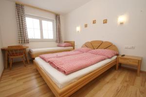 A bed or beds in a room at Haus Tauernseitn