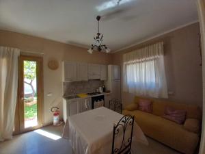 a kitchen and living room with a table and a couch at Casa Tella in Pula