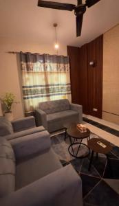 a living room with a couch and a table at ضيوف الخريف in Salalah +1 photo