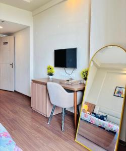a hotel room with a desk and a mirror at Home Bliss BnB in Greater Noida