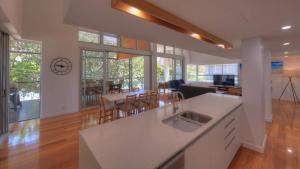 a kitchen and living room with a table and chairs at Maggies Beachfront Apartment 5 in Horseshoe Bay