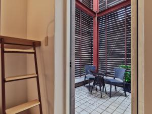 a room with a balcony with a table and chairs at 수수하우스 서울 in Seoul