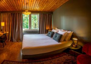 a bedroom with a large bed in a room at Sveitsin Maja in Hyvinkää