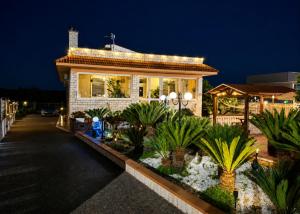 a house with a garden at night with lights at Villa Daisy Conversano-Polignano a Mare in Conversano
